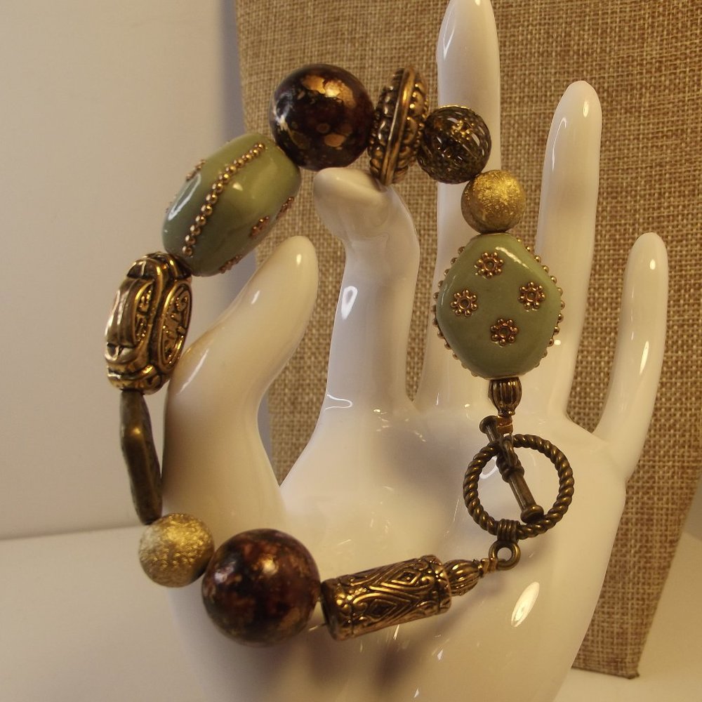 Elegant Beaded Bracelet with Gold Accents